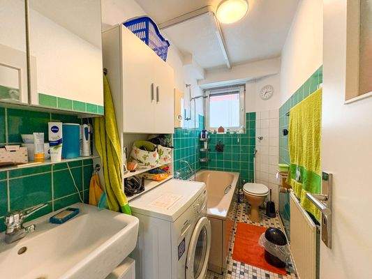 Tageslichtbad mit Wanne