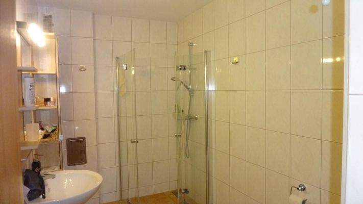 Badezimmer mit Dusche und WC Haus 2