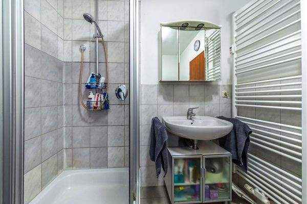 Innenliegendes Badezimmer mit Dusche und Wanne 