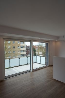 Blick Wohnbereich auf Balkon