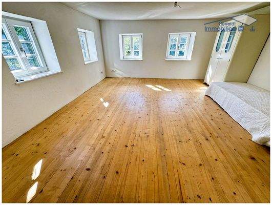 Elternschlafzimmer mit Kamin und Lichtfülle