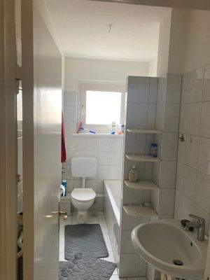 Bad mit Fenster und Badewanne