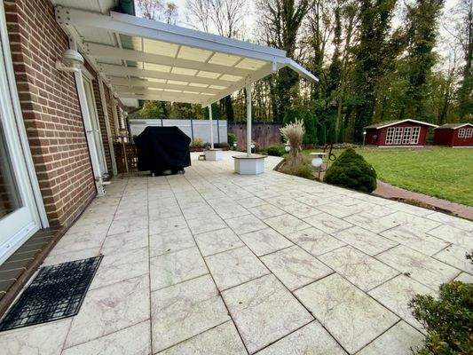 teilüberdachten Sonnenterrasse