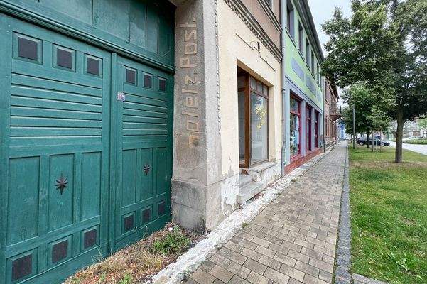 Toreinfahrt und Ladenlokal