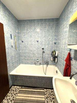 Bad mit Wanne und Dusche