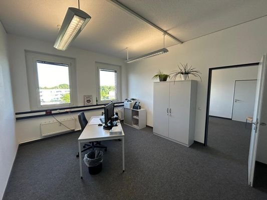 Büro mit Durchgangstür