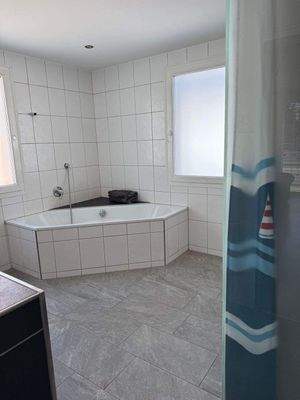 Badezimmer mit Badewanne