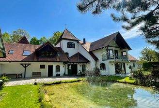 Ansicht Nord mit Koi-Teich