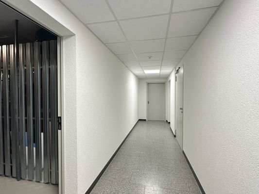 Heller Flur zu den Abstellräumen