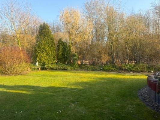 Süd-Garten vor überdachter Terrasse