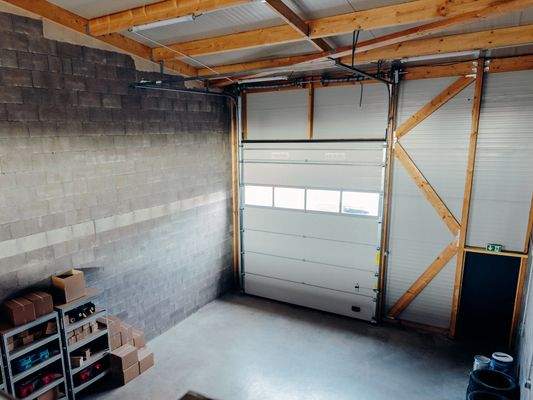 Mit großen Rolltoren fuer Warenanlieferung (5)