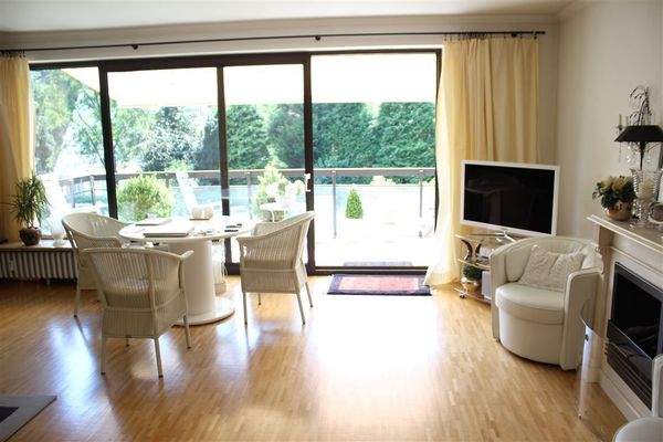 Wohnzimmer mit Glasfront zum  Balkon