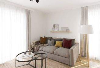 Lichtdurchfluteter Wohnbereich dank bodentiefer Fenster