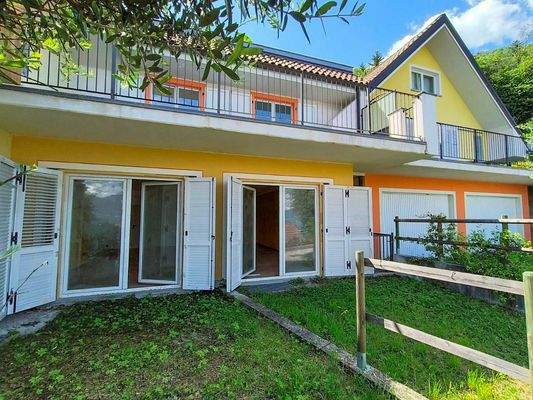 Sonniger Garten mit zarter Seesicht und Alpenblick