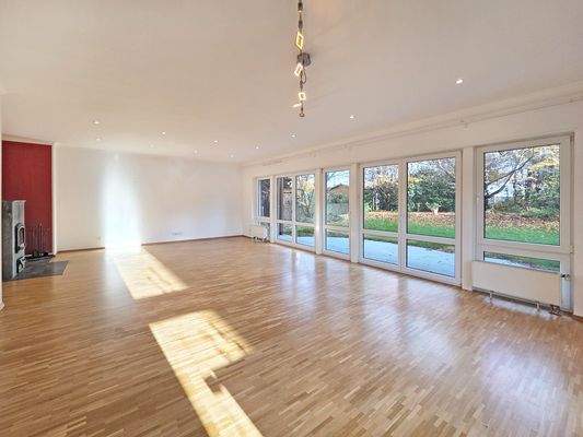 Lichterfülltes Wohnzimmer mit Zugang zu Terrasse und Garten