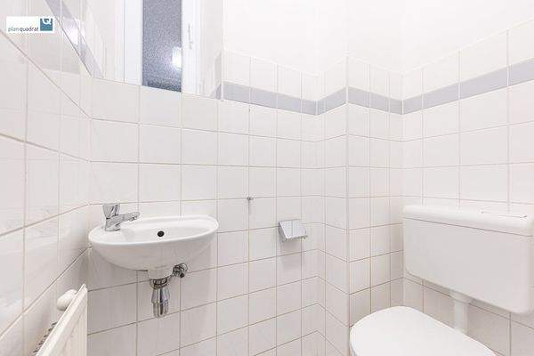 separate Toilette (mit Handwaschbecken)