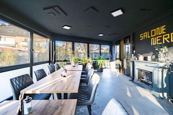 Viele Sitzmöglichkeiten im gemütlichen Innenbereich.