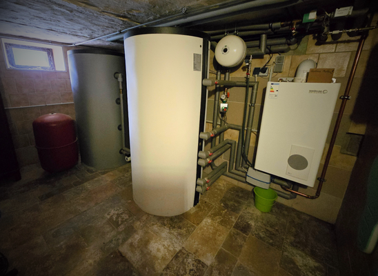 Erdgasheizung mit Pufferspeicher im Kellergeschoss.png
