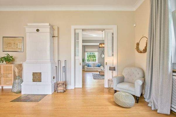 gemütlicher Kachelofen für heimelige Wärme