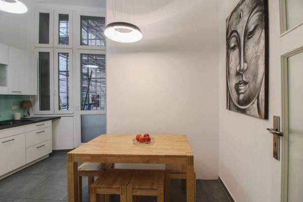 Küche mit Essbereich und Zugang zum Innenhof