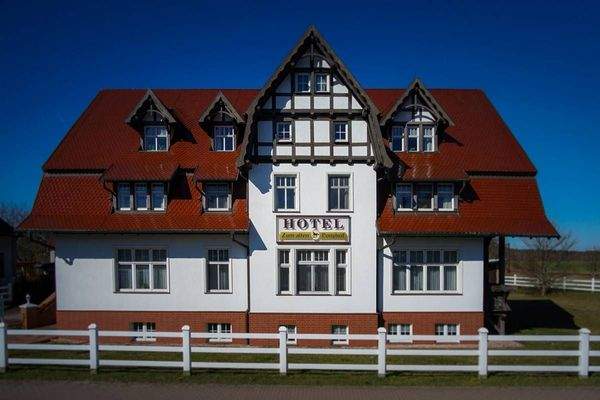 Frontalansicht Hotel