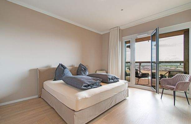 Master-Bedroom mit Zugang zur Terrasse und Weitblick über den Baakenhafen