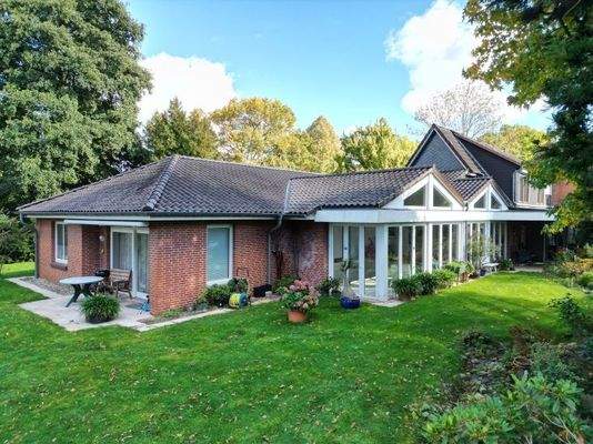 Anbau mit Einliegerwohnung und Schwimmbad