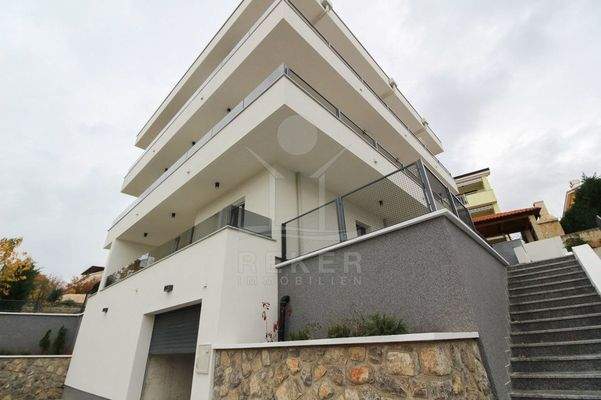 Vor dem Gebäude stehen Parkplätze zur Verfügung