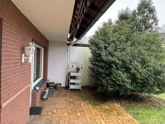 teilweise überdachte Terrasse