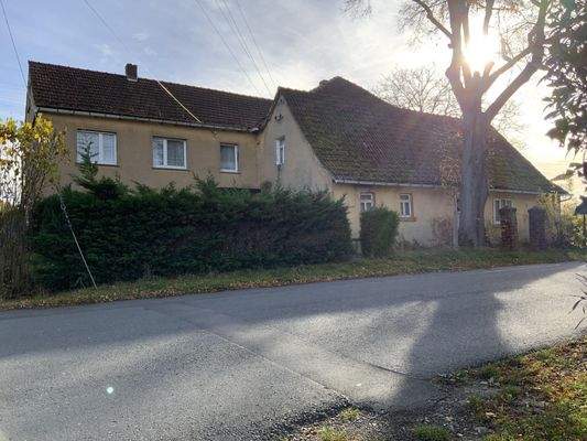 Straßenansicht Haupthaus (links) und Altbau (rechts)