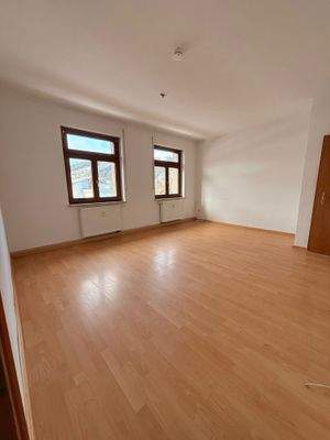 Helles Zimmer mit Holzboden