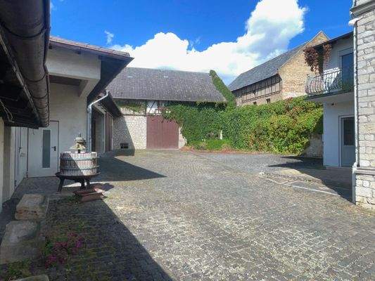 Hof von der Einfahrt