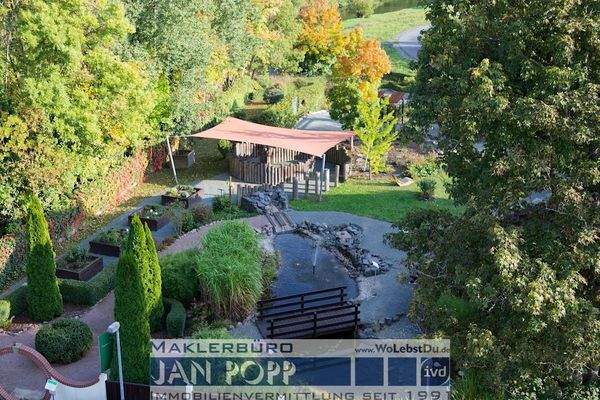 Blick zur Gartenanlage vom Erker