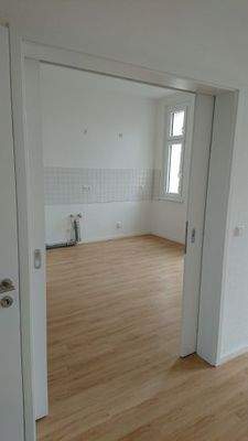 Schiebetür zwischen Küche und Wohnzimmer