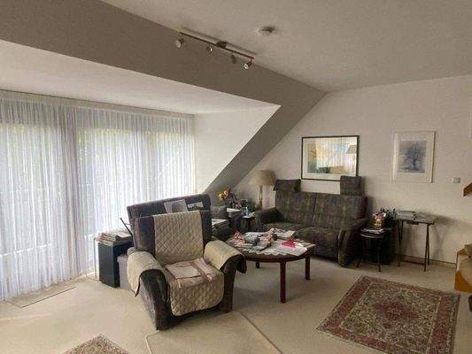 Wohnzimmer mit Balkon