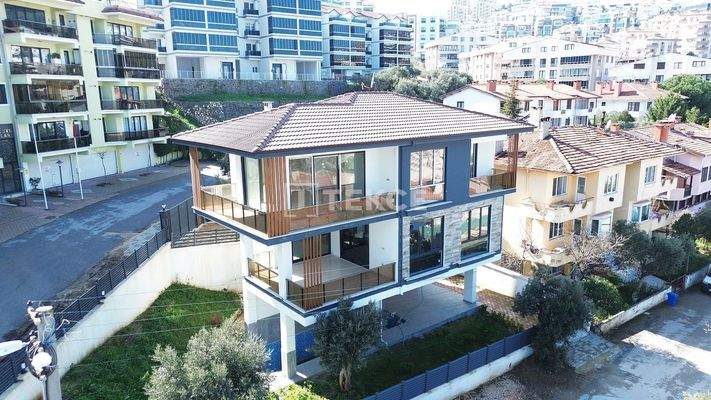 Villa with Pool Within Walking Distance of the Port in Bursa Mudanya