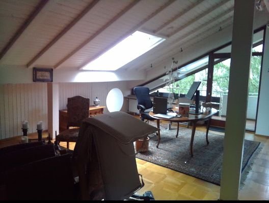 DG-grosser Raum mit Balkon und Wasseranschlüsse 