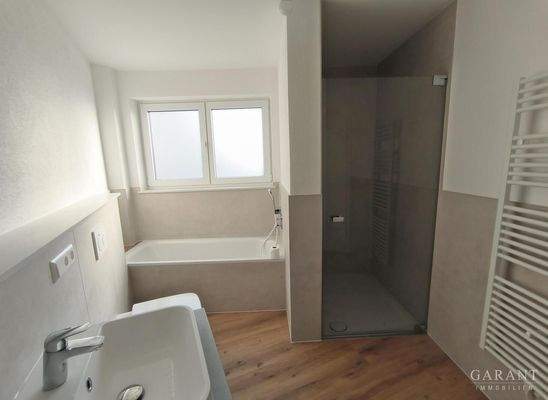 EG-TL-Bad-mit-Dusche-und-Wanne