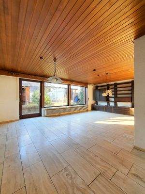 Wohnzimmer mit Zugang zum Garten