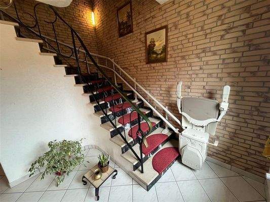 Treppe mit Lift zum Obergeschoss