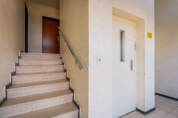 Treppenaufgang / Aufzug