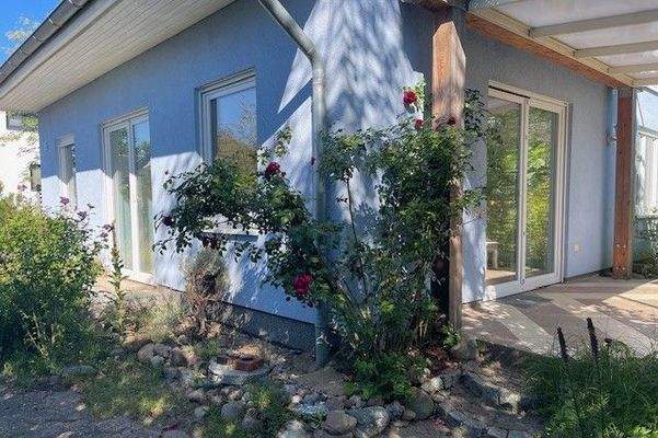 Seitliche Hausansicht