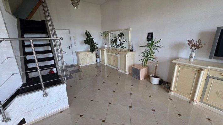 Eingangsbereich und Treppe zur Dachterrasse.jpg