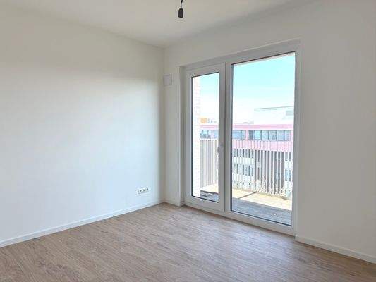 Helles Zimmer mit Balkon