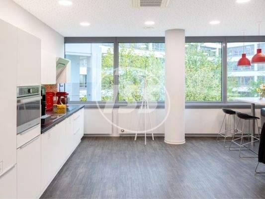 Teeküche mit Pausenbereich