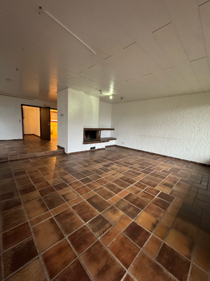 Wohnzimmer mit Kamin