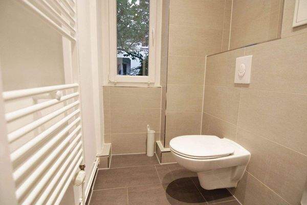 Elegantes Wannenbad mit Fenster