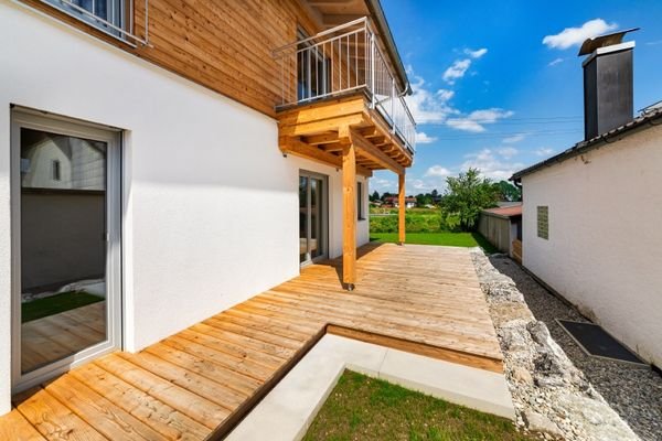 Terrassenfläche mit Zugang in den Garten