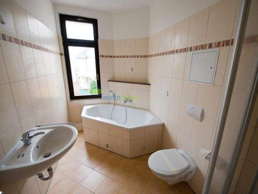 Tageslichtbad mit Badewanne und Dusche