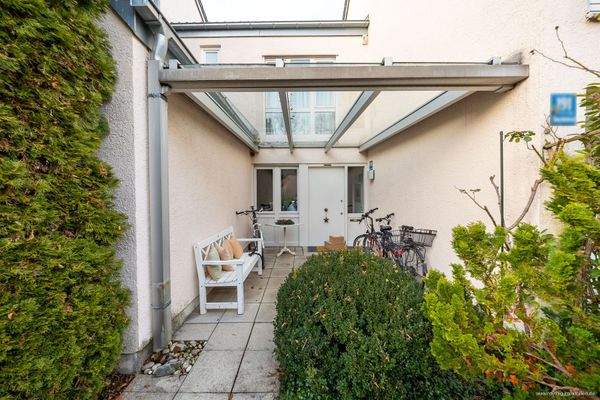 halbüberdachter Hauseingang